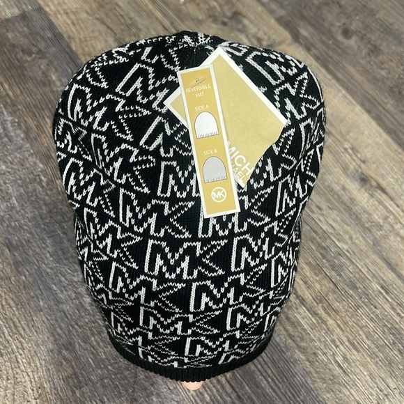 Michael Kors reversible hat - Picture 2 of 7